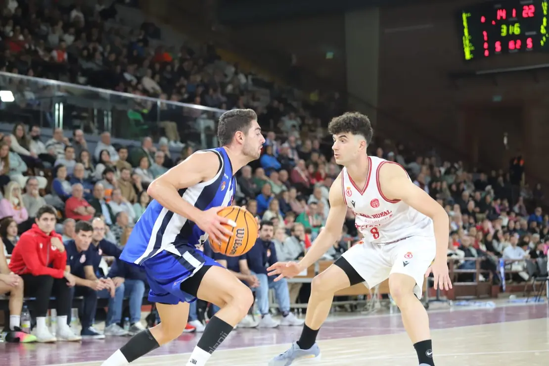 La Cultural se lleva el derbi con una gran remontada final ante un Palacio entregado (99-93). El Clínica Ponferrada arrancó mejor ante una Cultural que guardó los mejores minutos para el final y logra salir del fondo de la tabla. Fotos: Isaac Llamazares