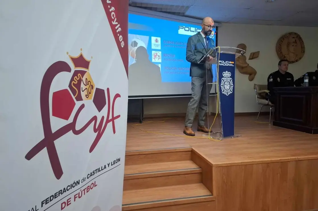 El Subdelegado del Gobierno en León, Héctor Aláiz Moretón, ha inaugurado hoy en la Universidad de León la charla formativa “Delitos de odio en el ámbito deportivo”, una iniciativa organizada por la Policía Nacional en colaboración con la Real Federación de Castilla y León de Fútbol y la propia institución académica.