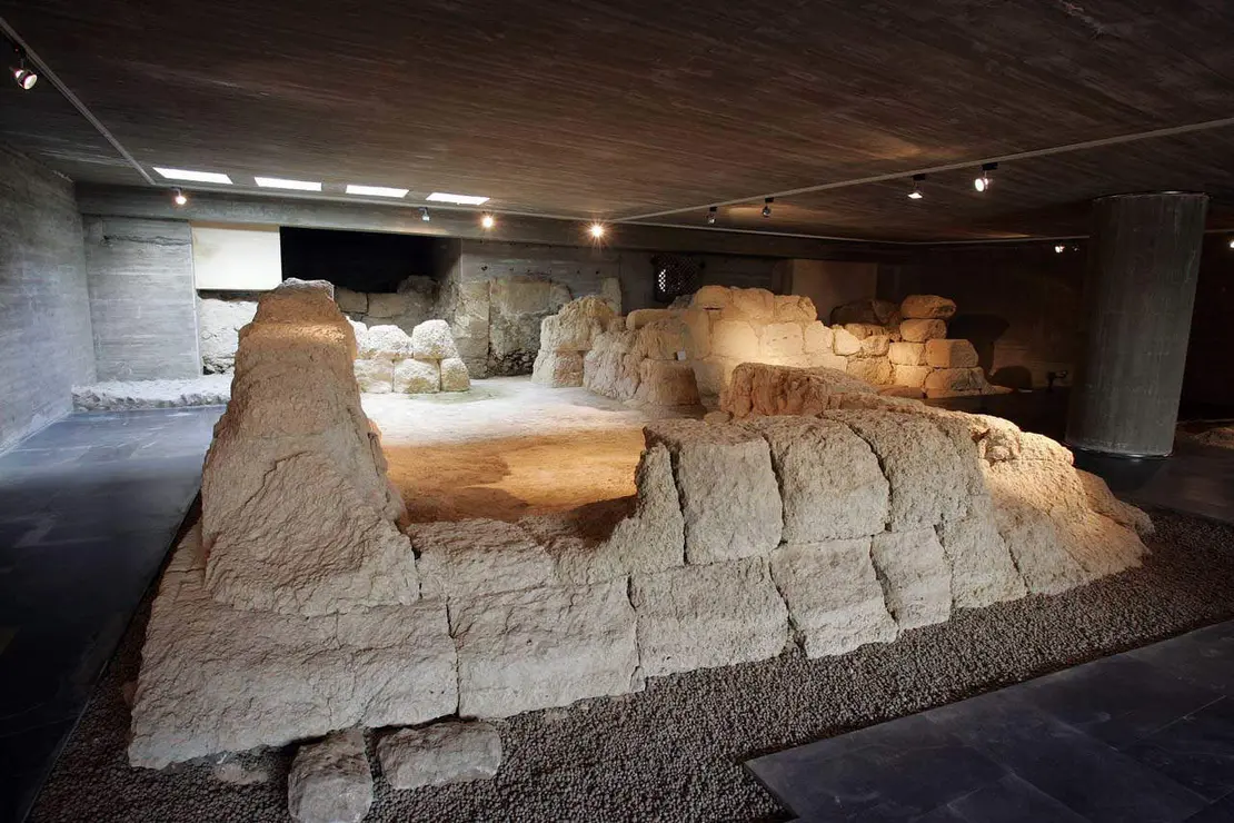 A escasos metros de la Catedral, bajo la calle Obispo Almarcha número 5, se esconde uno de los espacios más fascinantes del patrimonio arqueológico leonés: la cripta de Puerta Obispo. Allí, a varios metros bajo el nivel actual de la ciudad, reposan los restos de la Porta Principalis Sinistra, una de las cuatro puertas del campamento romano fundado en el siglo I d. C.