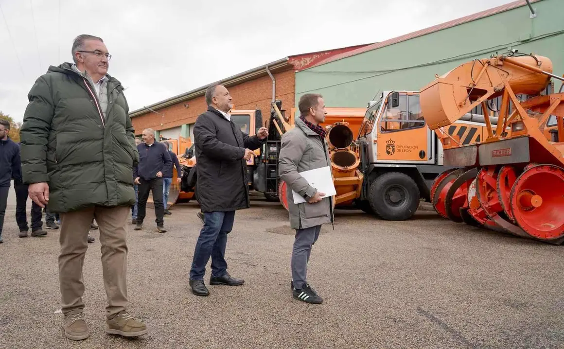 El presidente de la Diputación de León, Gerardo Álvarez Courel, y el vicepresidente, Roberto Aller, presentan el Plan de Vialidad Invernal 25/26
