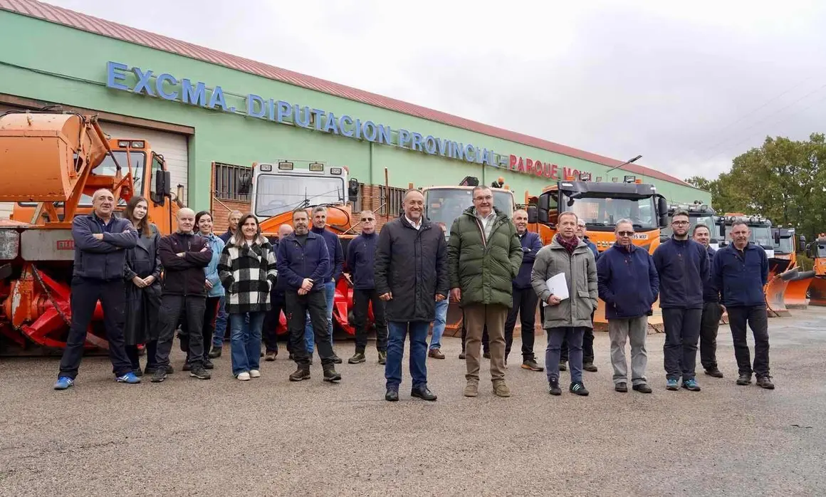 El presidente de la Diputación de León, Gerardo Álvarez Courel, y el vicepresidente, Roberto Aller, presentan el Plan de Vialidad Invernal 25/26
