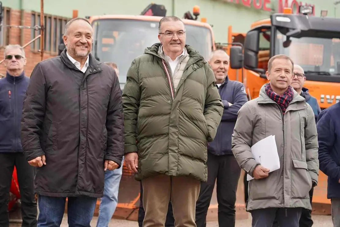 El presidente de la Diputación de León, Gerardo Álvarez Courel, y el vicepresidente, Roberto Aller, presentan el Plan de Vialidad Invernal 25/26