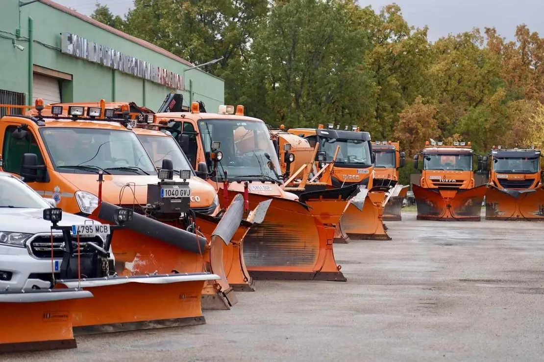 El presidente de la Diputación de León, Gerardo Álvarez Courel, y el vicepresidente, Roberto Aller, presentan el Plan de Vialidad Invernal 25/26