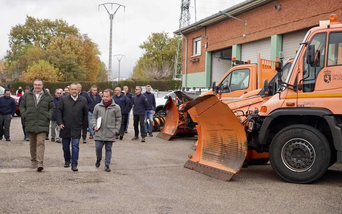 El presidente de la Diputación de León, Gerardo Álvarez Courel, y el vicepresidente, Roberto Aller, presentan el Plan de Vialidad Invernal 25/26. Foto: Campillo