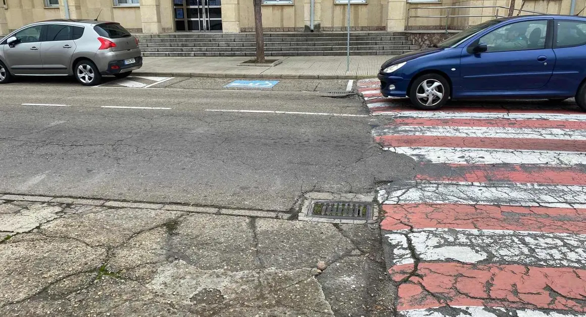 El PP exige al Ayuntamiento de León reparar el acceso al Colegio Agustinos. Los populares reclaman una actuación “urgente” ante los charcos y el mal estado de la calzada y las alcantarillas que dificultan la entrada al centro con lluvia. Fotos: PP municipal