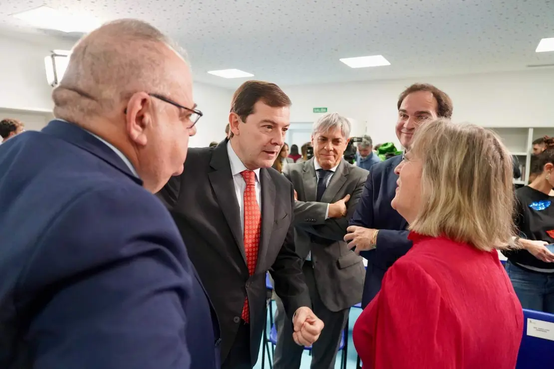 El presidente de la Junta, Alfonso Fernández Mañueco, visitó este martes la Unidad de Afrontamiento Activo del Dolor Crónico del Centro de Salud El Ejido de la capital leonesa. Foto: Campillo