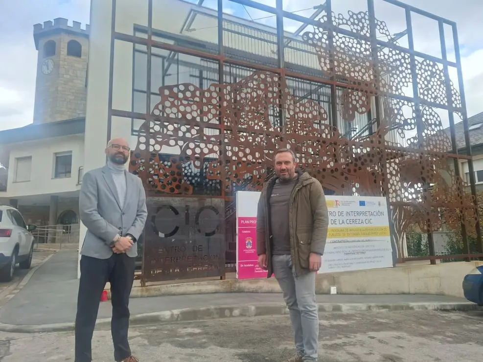 El subdelegado del Gobierno en León, Héctor Aláiz, visitó este martes Corullón junto al alcalde para conocer los proyectos financiados con fondos estatales y europeos. Foto: Gob. España