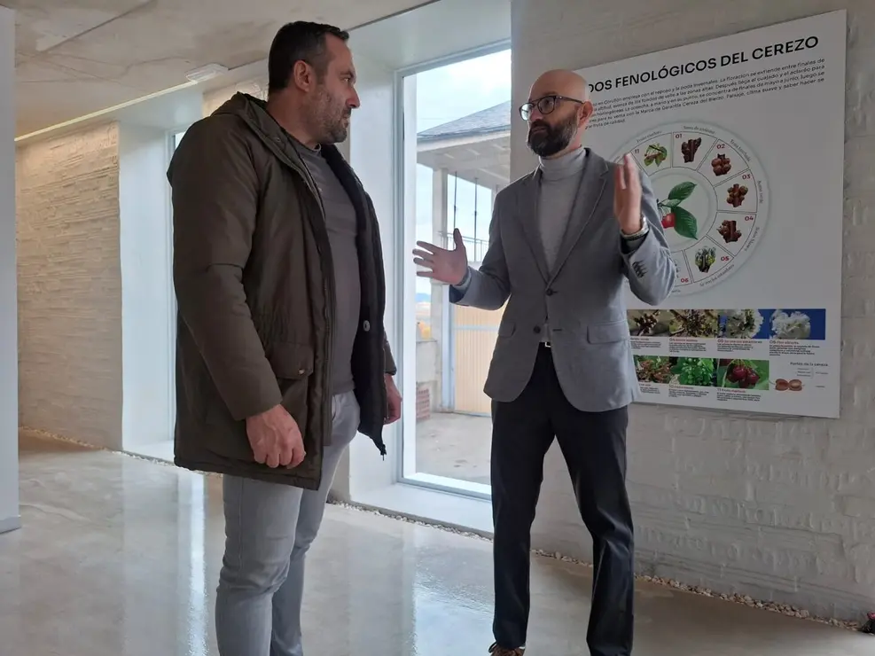 El subdelegado del Gobierno en León, Héctor Aláiz, visitó este martes Corullón junto al alcalde para conocer los proyectos financiados con fondos estatales y europeos. Foto: Gob. España