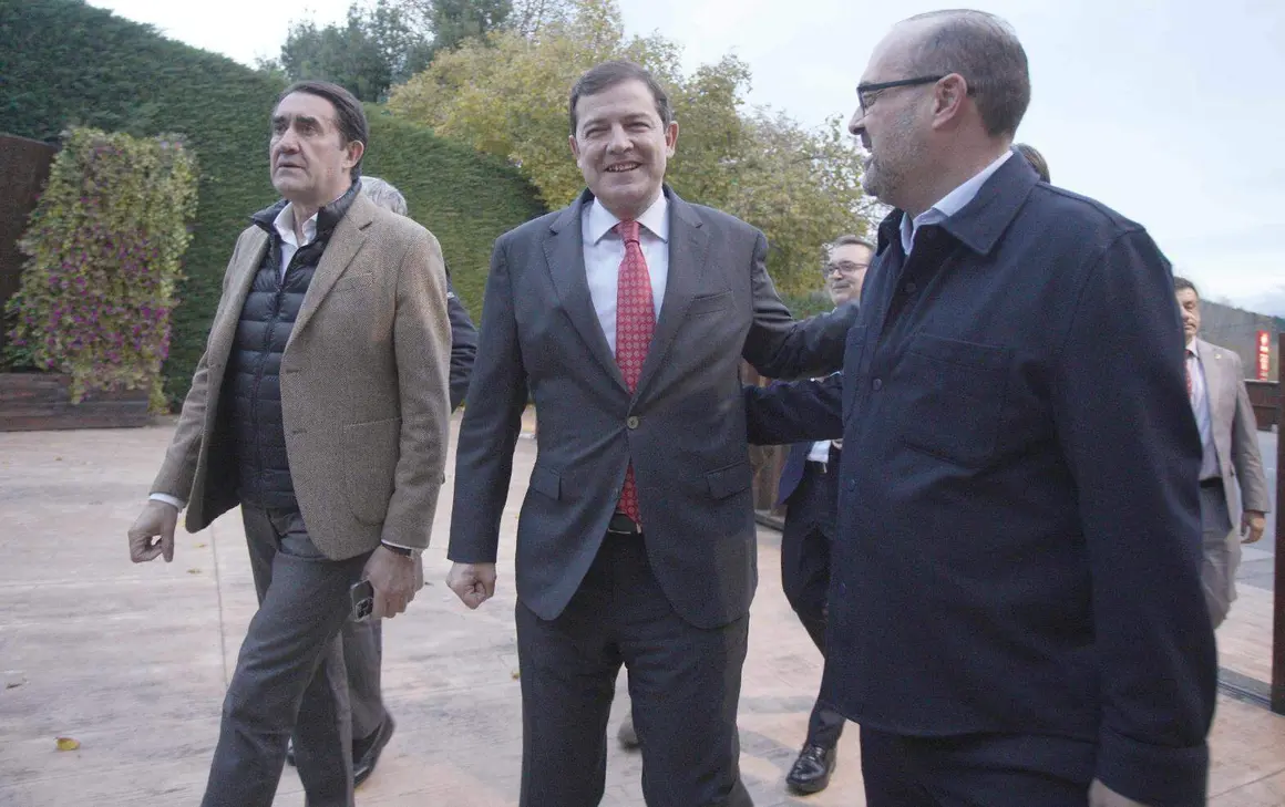 El presidente del PP de Castilla y León, Alfonso Fernández Mañueco, clausura un acto con alcaldes y portavoces de la formación ‘popular’ en El Bierzo. Foto: César Sánchez