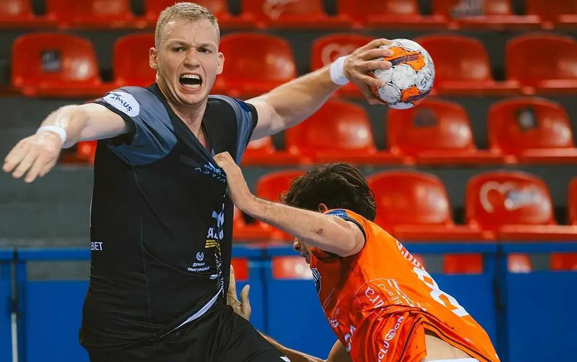 El Abanca Ademar con claridad ante el RK Partizan (25-18) en un partido disputado a puerta cerrada, marcado por la falta de gol y un guardameta serbio impenetrable. En la imagen, un lance del partido.