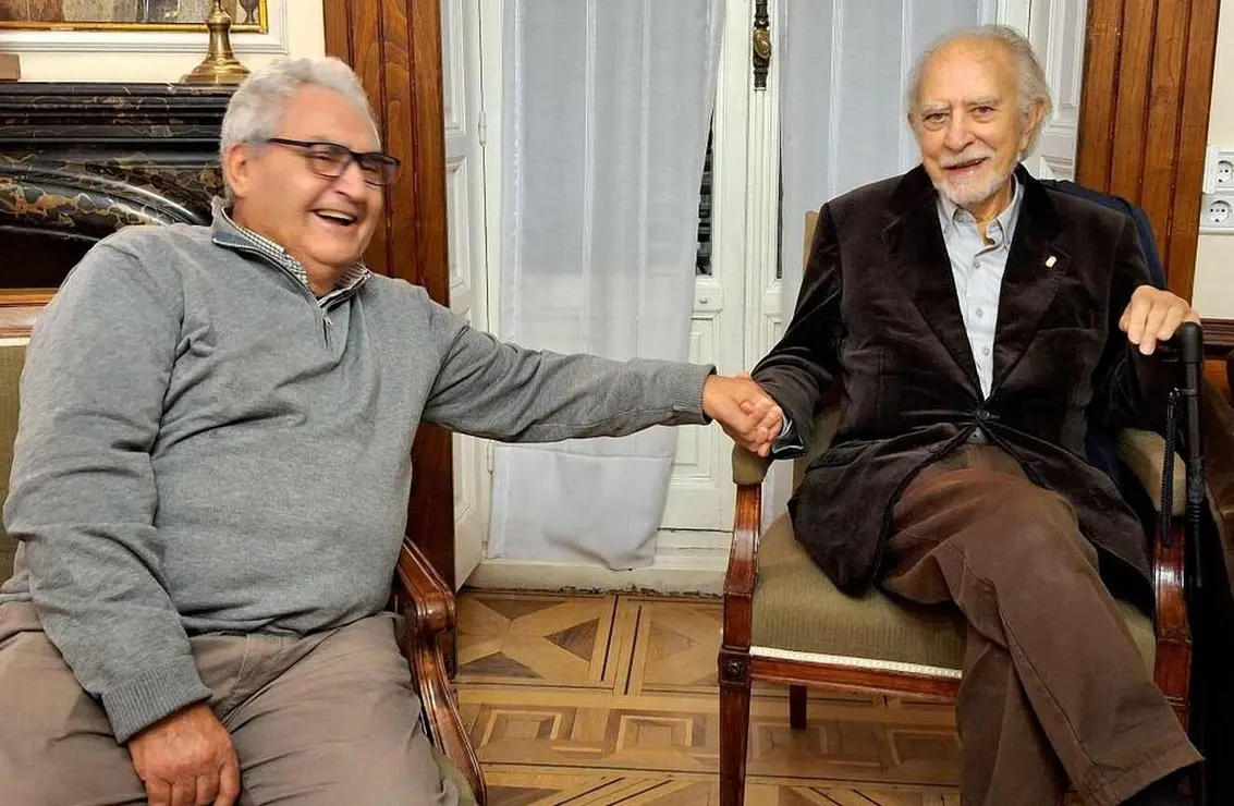 La Casa de León celebró una nueva edición de su ciclo Conversaciones en la Casa, que tuvo como invitado al escritor José Antonio Llamas Fernández, una de las voces más reconocidas de la literatura leonesa contemporánea.