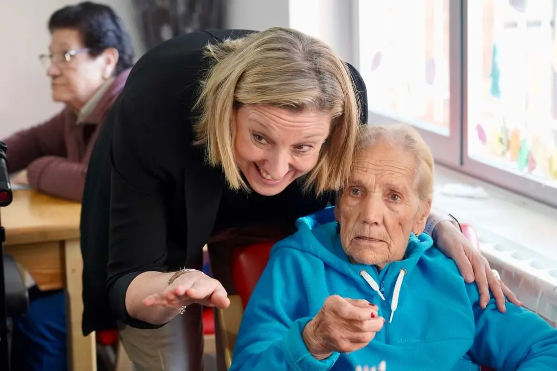 La vicepresidenta de la Junta y consejera de Familia e Igualdad de Oportunidades, Isabel Blanco, visita las obras realizadas para la ampliación del Centro de Día ''AFA La Bañeza''