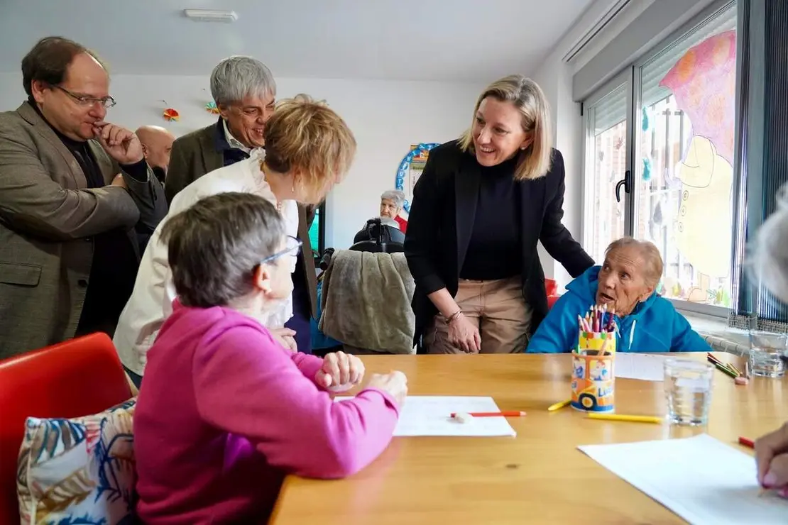 La vicepresidenta de la Junta y consejera de Familia e Igualdad de Oportunidades, Isabel Blanco, visita las obras realizadas para la ampliación del Centro de Día ''AFA La Bañeza''