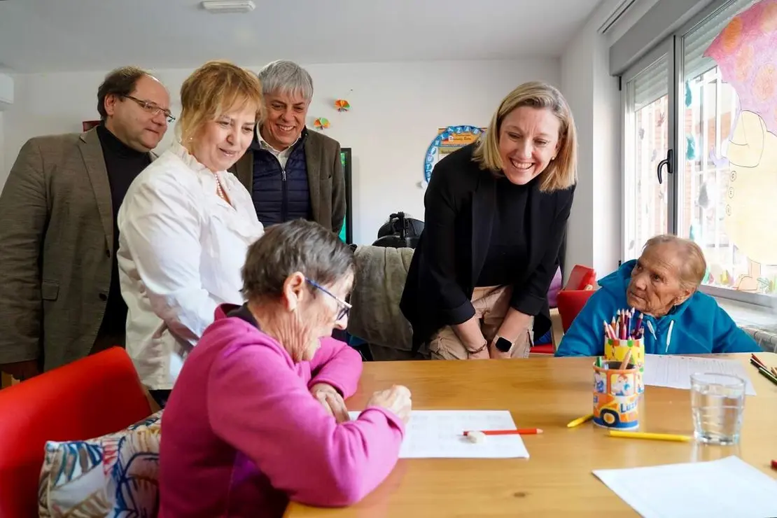 La vicepresidenta de la Junta y consejera de Familia e Igualdad de Oportunidades, Isabel Blanco, visita las obras realizadas para la ampliación del Centro de Día ''AFA La Bañeza''. Foto: Campillo.