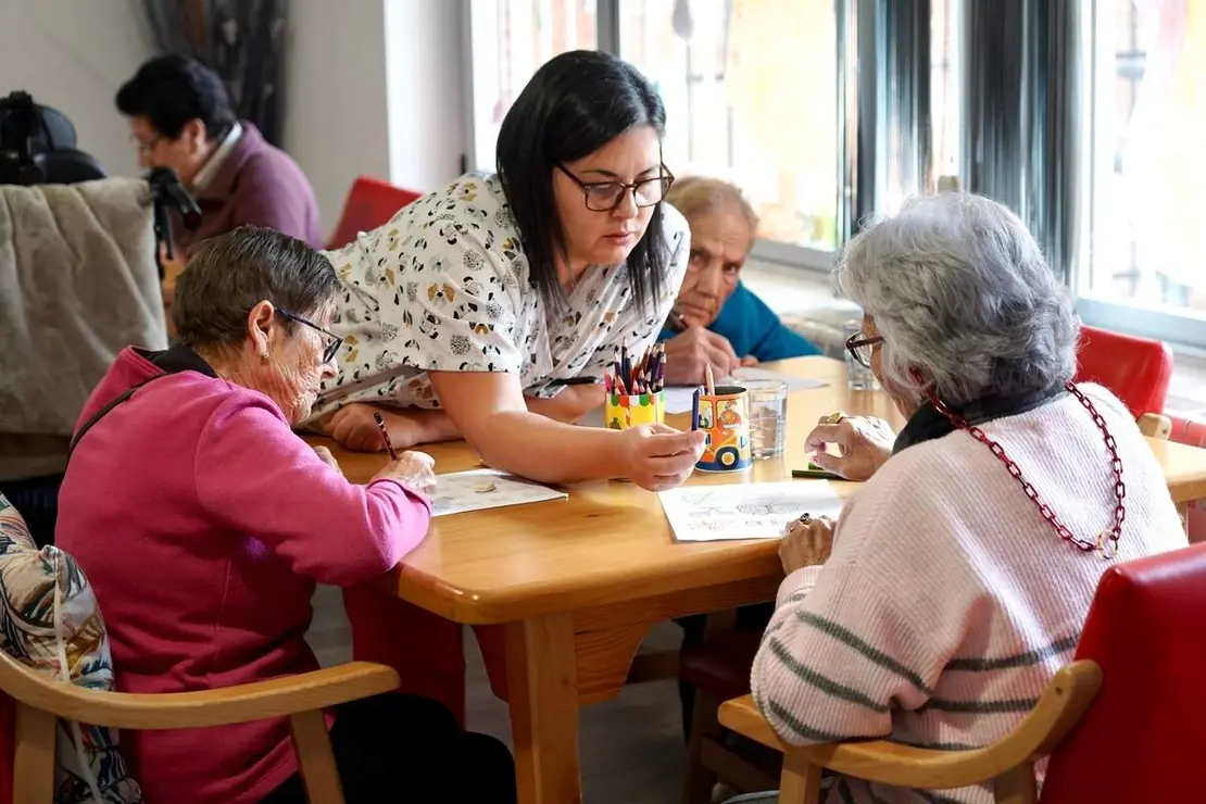La vicepresidenta de la Junta y consejera de Familia e Igualdad de Oportunidades, Isabel Blanco, visita las obras realizadas para la ampliación del Centro de Día ''AFA La Bañeza''