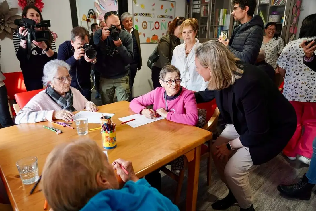 La vicepresidenta de la Junta y consejera de Familia e Igualdad de Oportunidades, Isabel Blanco, visita las obras realizadas para la ampliación del Centro de Día ''AFA La Bañeza''