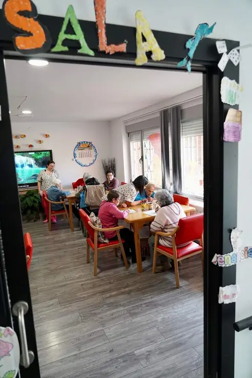 La vicepresidenta de la Junta y consejera de Familia e Igualdad de Oportunidades, Isabel Blanco, visita las obras realizadas para la ampliación del Centro de Día ''AFA La Bañeza''