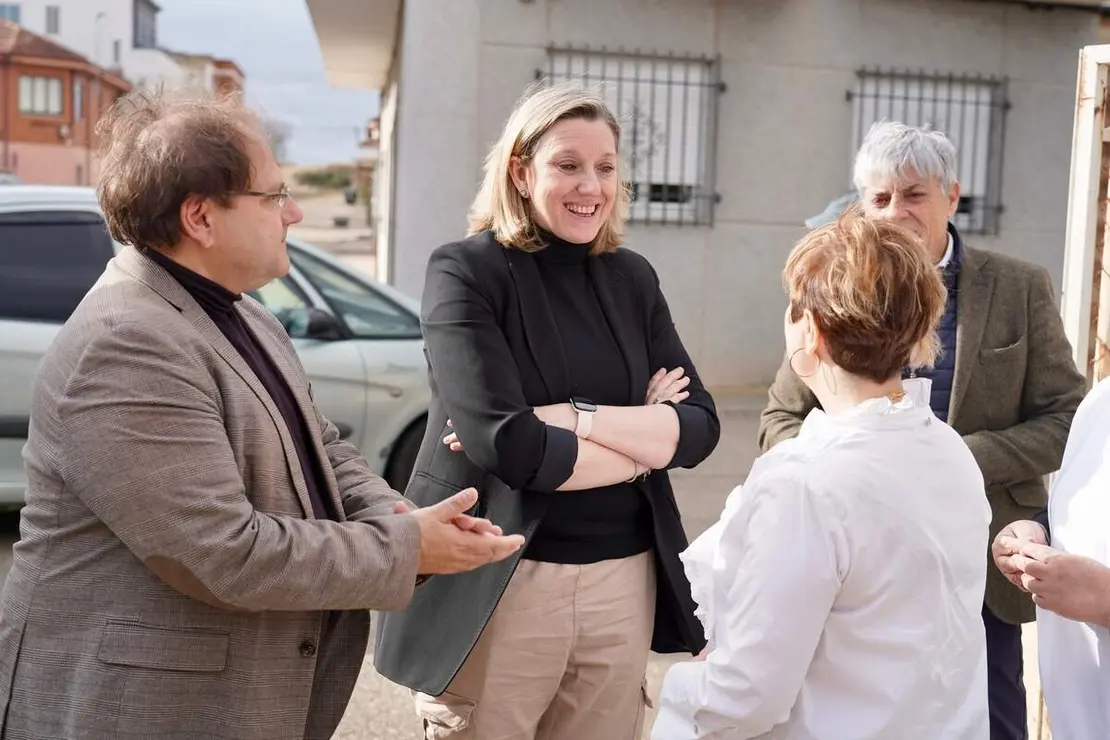 La vicepresidenta de la Junta y consejera de Familia e Igualdad de Oportunidades, Isabel Blanco, visita las obras realizadas para la ampliación del Centro de Día ''AFA La Bañeza''