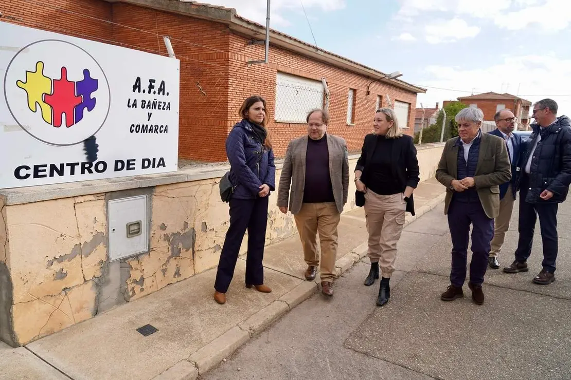 La vicepresidenta de la Junta y consejera de Familia e Igualdad de Oportunidades, Isabel Blanco, visita las obras realizadas para la ampliación del Centro de Día ''AFA La Bañeza''