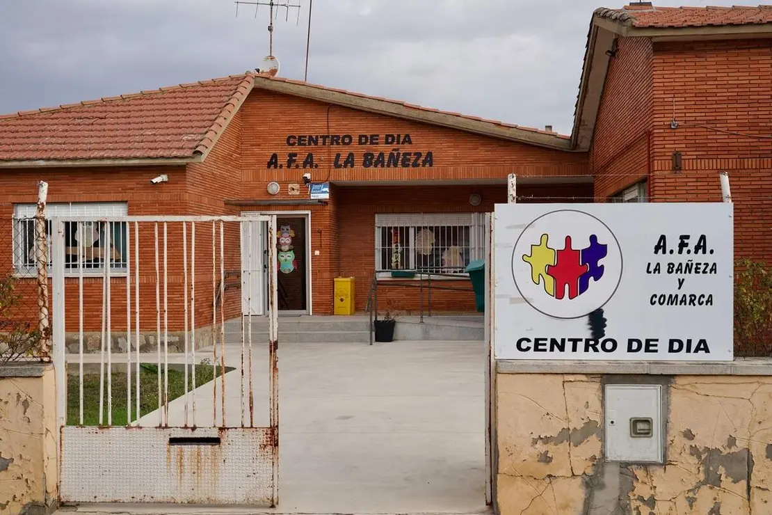 La vicepresidenta de la Junta y consejera de Familia e Igualdad de Oportunidades, Isabel Blanco, visita las obras realizadas para la ampliación del Centro de Día ''AFA La Bañeza''