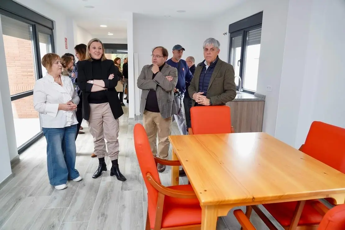 La vicepresidenta de la Junta y consejera de Familia e Igualdad de Oportunidades, Isabel Blanco, visita las obras realizadas para la ampliación del Centro de Día ''AFA La Bañeza''