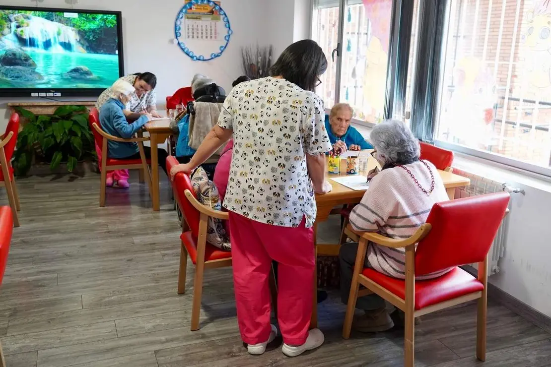 La vicepresidenta de la Junta y consejera de Familia e Igualdad de Oportunidades, Isabel Blanco, visita las obras realizadas para la ampliación del Centro de Día ''AFA La Bañeza''