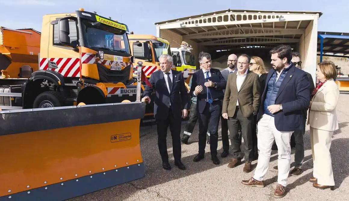 El delegado del Gobierno en Castilla y León, Nicanor Sen, preside en Dueñas (Palencia) la Comisión Coordinadora de la Campaña de Vialidad Invernal 2026-2026 en la Red de Carreteras del Estado. Fotos: Lucía Burón Cabrero