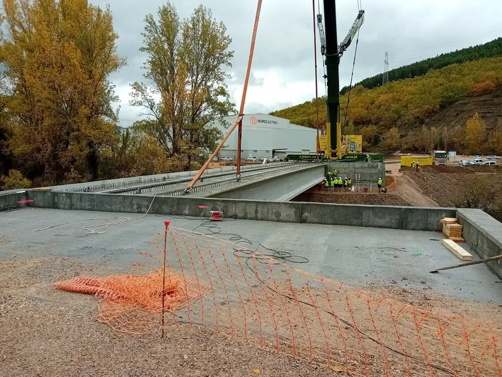 La Robla acelera las obras del polígono El Crispín y fía su futuro industrial al proyecto de hidrógeno verde de Reolum. El Ayuntamiento avanza en la urbanización de la primera fase del polígono mientras Reolum ultima el desarrollo del macroproyecto 'La Robla Green', con una inversión total de 893 millones de euros y financiación del BEI por 445 millones. En la imagen, obras de acceso al polígono.