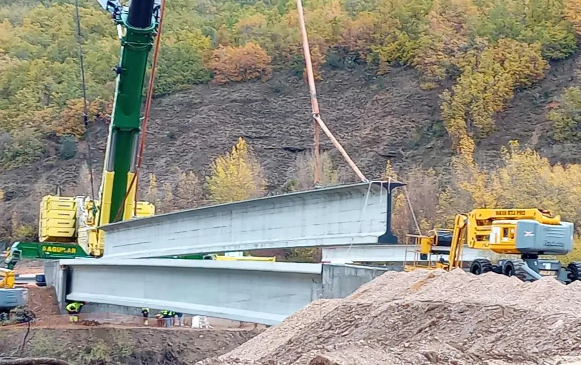 La Robla acelera las obras del polígono El Crispín y fía su futuro industrial al proyecto de hidrógeno verde de Reolum. El Ayuntamiento avanza en la urbanización de la primera fase del polígono mientras Reolum ultima el desarrollo del macroproyecto 'La Robla Green', con una inversión total de 893 millones de euros y financiación del BEI por 445 millones. En la imagen, obras de acceso al polígono.