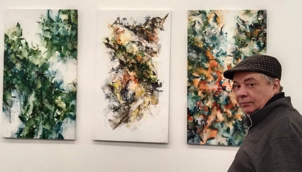 La exposición "La fluidez del caos", una luminosa muestra del pintor leonés Juan Rafael, llega a las salas del Ateneo El Albéitar.