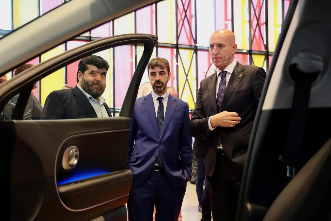 El presidente del Círculo Empresarial Leonés (CEL), Julio César Álvarez, y el de la Asociación de Concesionarios Oficiales de León (Acole), Roberto Rodríguez, inauguran la IX Feria del Vehículo de Ocasión, con la presencia del alcalde, José Antonio Diez. Foto: Campillo