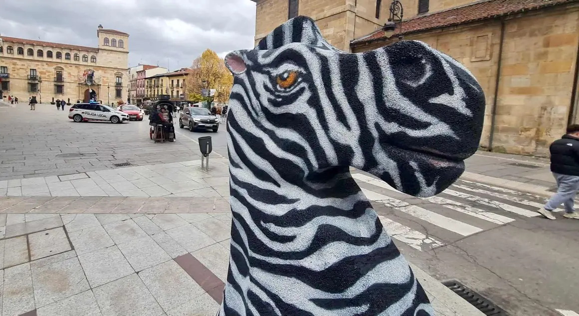 En pleno centro de León, una figura gigante de un caballo que, de manera original, se quería convertir en una "zebra", ha sido la encargada de anunciar la gran Final Internacional del Torneo de Ajedrez Escolar Pequeños Gigantes.