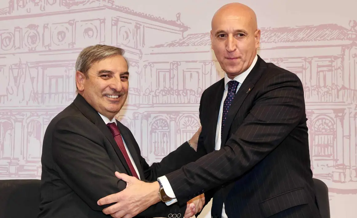 El consejero de Movilidad y Transformación Digital, José Luis Sanz Merino, firma junto al alcalde de León, José Antonio Diez, un convenio para la extensión de fibra para comunicaciones cuánticas en la ciudad. Foto: Campillo
