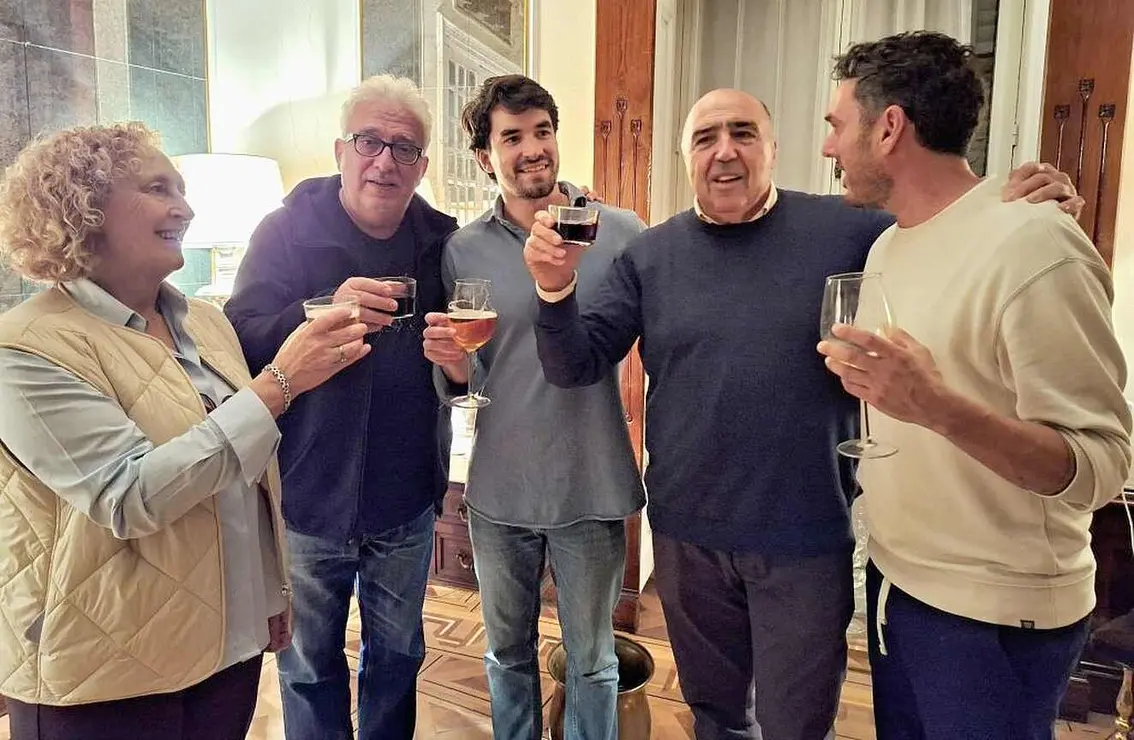 La Casa de León en Madrid volvió a llenarse de actividad el jueves 13 de noviembre con una nueva edición de 'Entre Cortos y Tapinas', un afterwork que, según la organización, pretende ofrecer “un espacio para compartir ideas, proyectos y momentos agradables más allá del horario laboral”. La iniciativa reunió a decenas de jóvenes vinculados a la provincia en una tarde marcada por la conversación y la cercanía.