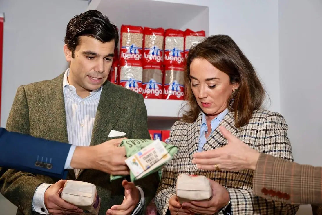 La consejera de Agricultura, Ganadería y Desarrollo Rural, María González Corral, visita las instalaciones de Legumbres Luengo.