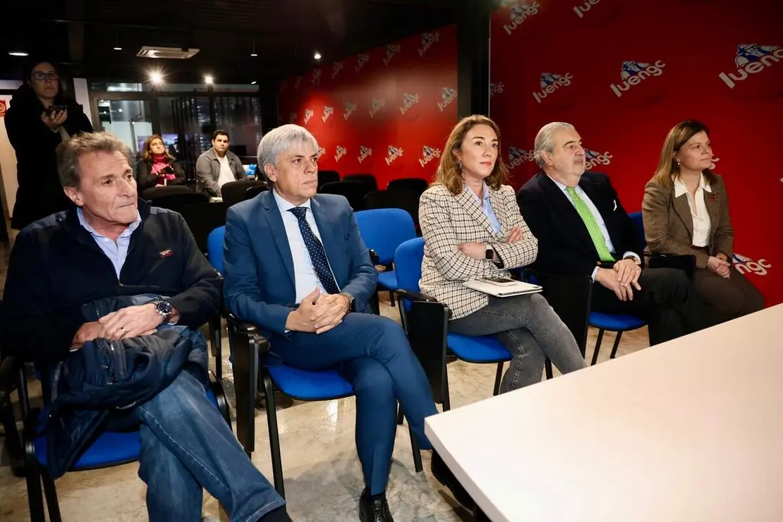 La consejera de Agricultura, Ganadería y Desarrollo Rural, María González Corral, visita las instalaciones de Legumbres Luengo.