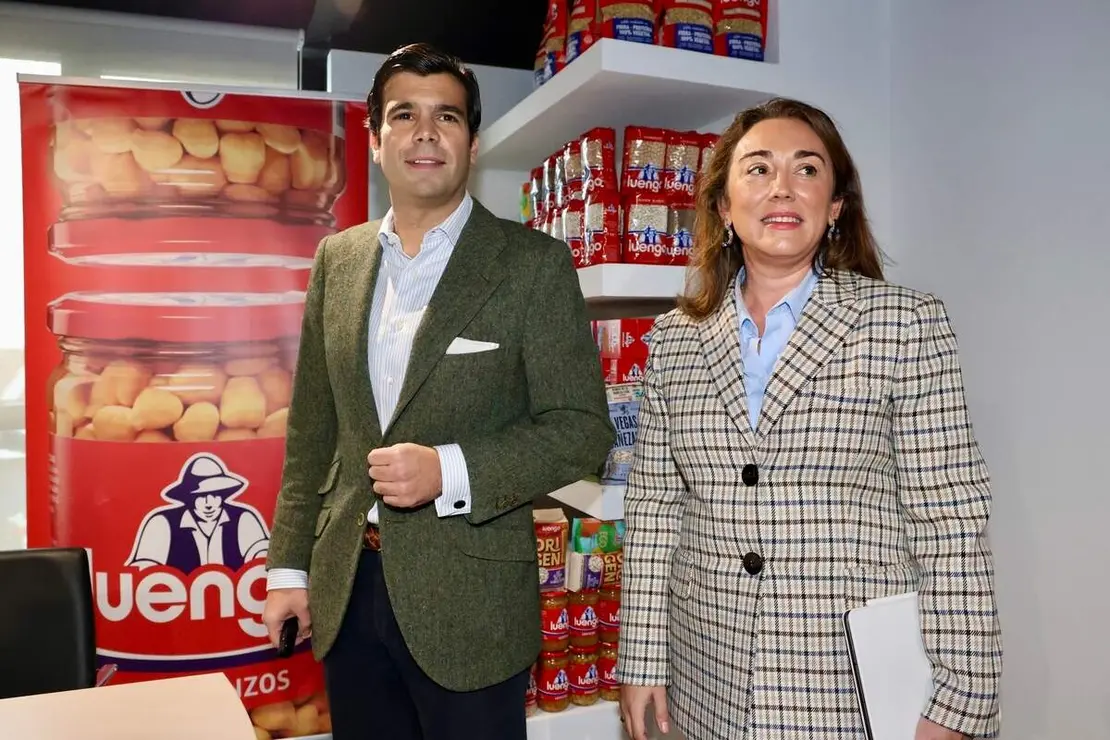 La consejera de Agricultura, Ganadería y Desarrollo Rural, María González Corral, visita las instalaciones de Legumbres Luengo.