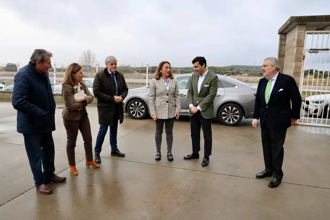 La consejera de Agricultura, Ganadería y Desarrollo Rural, María González Corral, visita las instalaciones de Legumbres Luengo.