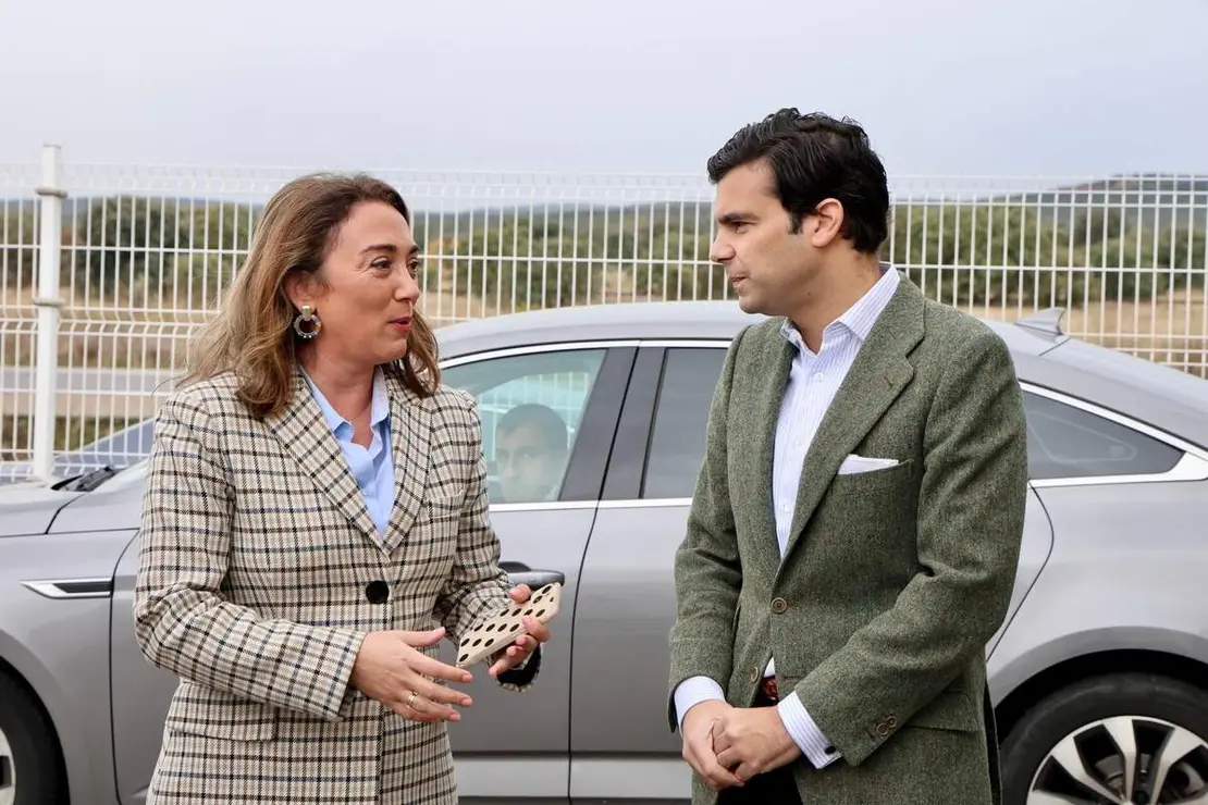 La consejera de Agricultura, Ganadería y Desarrollo Rural, María González Corral, visita las instalaciones de Legumbres Luengo.