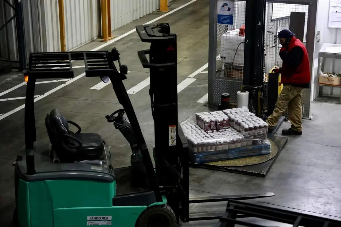 La consejera de Agricultura, Ganadería y Desarrollo Rural, María González Corral, visita las instalaciones de Legumbres Luengo.