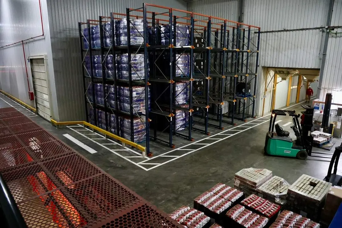 La consejera de Agricultura, Ganadería y Desarrollo Rural, María González Corral, visita las instalaciones de Legumbres Luengo.