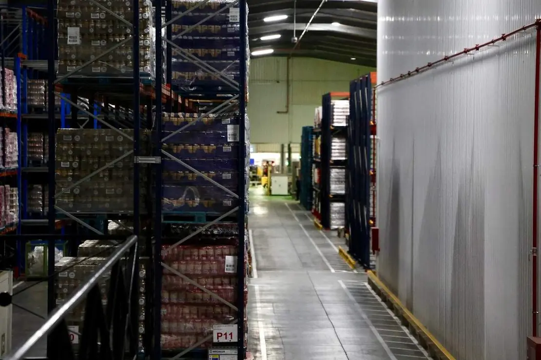 La consejera de Agricultura, Ganadería y Desarrollo Rural, María González Corral, visita las instalaciones de Legumbres Luengo.