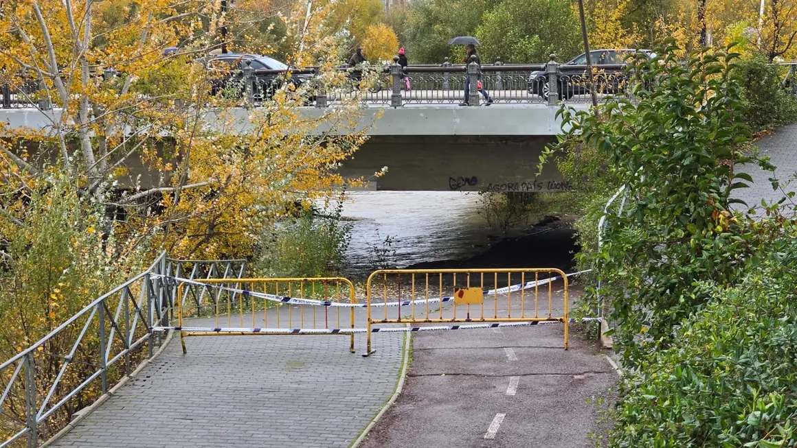 La crecida del río Bernesga a su paso por la capital leonesa llevó este viernes al Ayuntamiento de León a cerrar las pasarelas peatonales que comunican ambos márgenes del cauce. Fotos: Carlos Calvo | Silvia García
