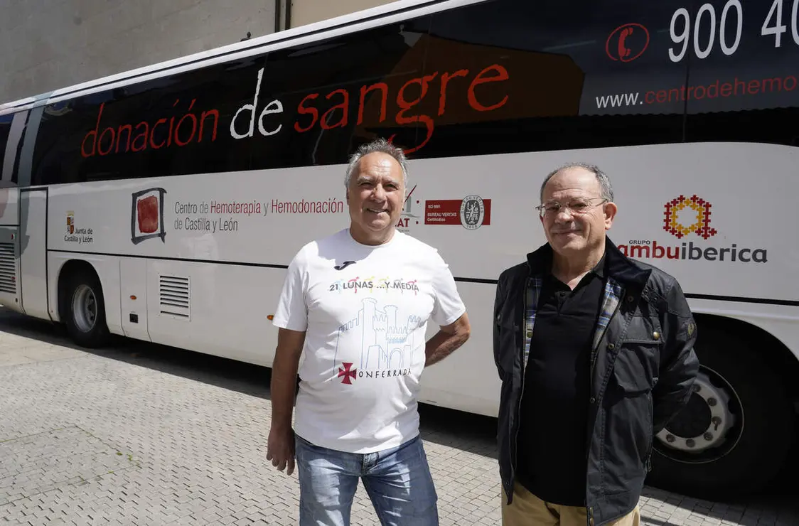 El secretario general en Hermandad de Donantes de Sangre del Bierzo y Laciana, José Miguel Álvarez (D), junto al donante varón con más donaciones del Área de Salud El Bierzo, Isaac Álvarez (I), junto al equipo móvil de donación