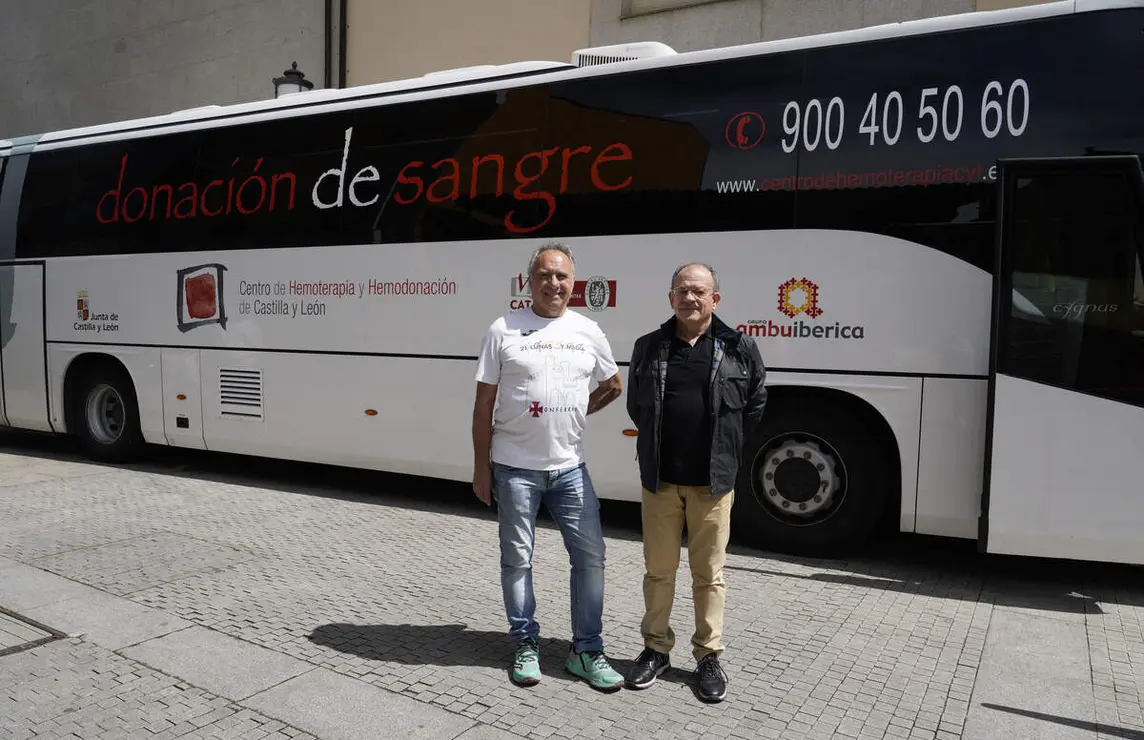El secretario general en Hermandad de Donantes de Sangre del Bierzo y Laciana, José Miguel Álvarez (D), junto al donante varón con más donaciones del Área de Salud El Bierzo, Isaac Álvarez (I), junto al equipo móvil de donación