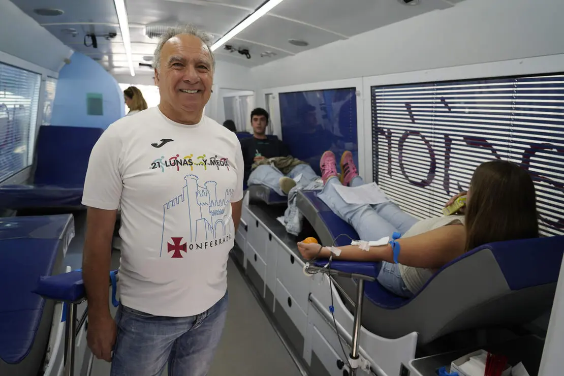 El secretario general en Hermandad de Donantes de Sangre del Bierzo y Laciana, José Miguel Álvarez (D), junto al donante varón con más donaciones del Área de Salud El Bierzo, Isaac Álvarez (I), junto al equipo móvil de donación