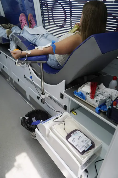 El secretario general en Hermandad de Donantes de Sangre del Bierzo y Laciana, José Miguel Álvarez (D), junto al donante varón con más donaciones del Área de Salud El Bierzo, Isaac Álvarez (I), junto al equipo móvil de donación