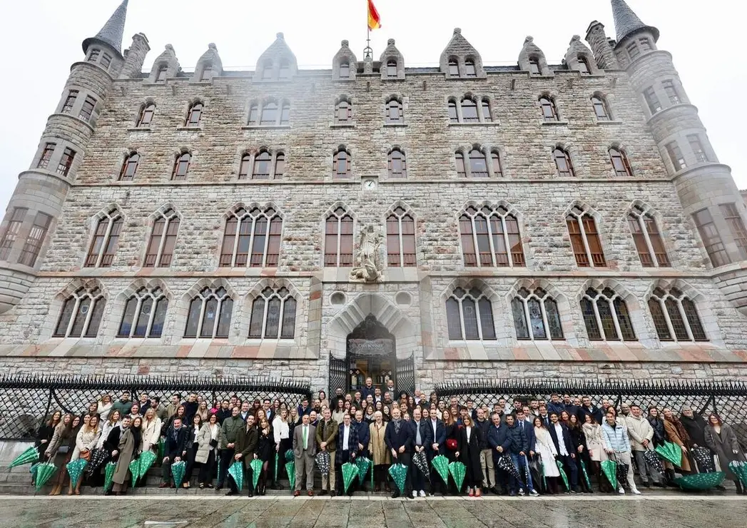 Caja Rural reúne a sus compañeros y representantes institucionales para tomar una fotografía conmemorativa del 30 aniversario de la entidad en León