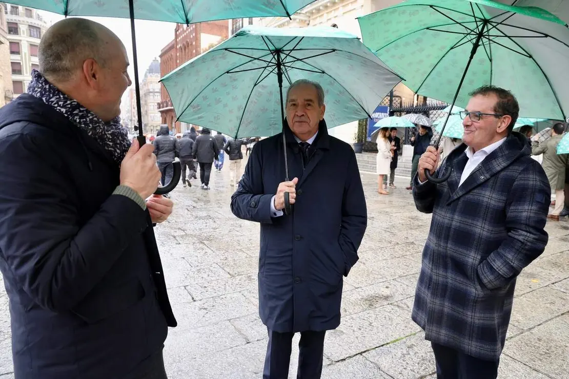 Caja Rural reúne a sus compañeros y representantes institucionales para tomar una fotografía conmemorativa del 30 aniversario de la entidad en León