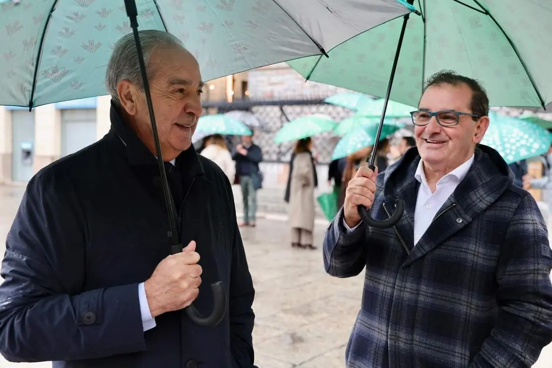 Caja Rural reúne a sus compañeros y representantes institucionales para tomar una fotografía conmemorativa del 30 aniversario de la entidad en León